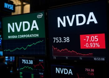 Fotografía editorial muestra pantallas de la Bolsa de Nueva York con el símbolo Nvidia en verde y rojo indicando variaciones de cotización