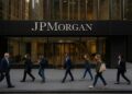 Vista de la fachada de JPMorgan en Nueva York con peatones caminando frente al edificio
