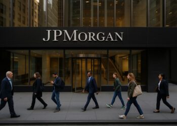 Vista de la fachada de JPMorgan en Nueva York con peatones caminando frente al edificio