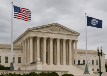 Vista frontal de la Corte Suprema en Washington con columnas clásicas y banderas ondeando
