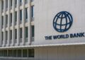 Fachada del Banco Mundial en Washington D.C., con el logo azul visible sobre la pared exterior.