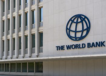 Fachada del Banco Mundial en Washington D.C., con el logo azul visible sobre la pared exterior.