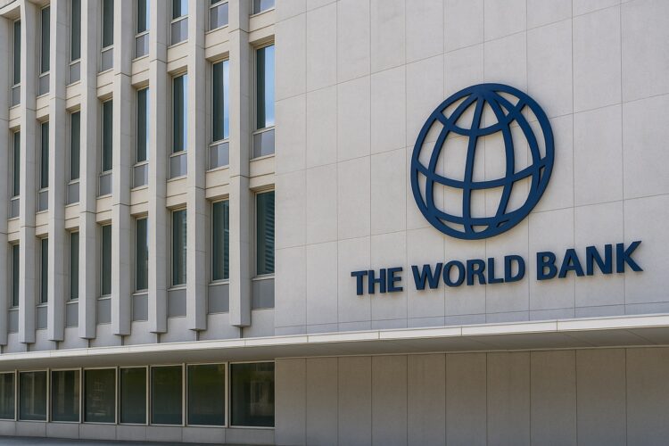 Fachada del Banco Mundial en Washington D.C., con el logo azul visible sobre la pared exterior.