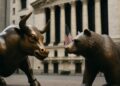 Toro y oso en primer plano con fondo financiero desenfocado simbolizando corrección del mercado.