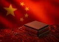 Chip semiconductor iluminado en rojo y dorado con bandera china difusa, reflejando autosuficiencia frente a Nvidia.