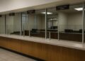Mostrador vacío con divisores de cristal en oficina de desempleo en Estados Unidos.
