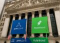 Fachada de la Bolsa de Nueva York con pantallas digitales que muestran AppLovin y Robinhood