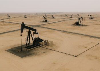 Campos petroleros de la OPEC en Arabia Saudita con torres de extracción activas en el desierto