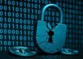 Un candado digital Cripto roto en primer plano con un fondo azul de código binario en pantalla