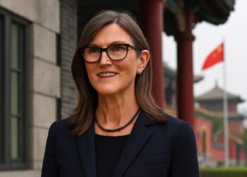 Retrato editorial de Cathie Wood en entorno corporativo con guiños sutiles a China.