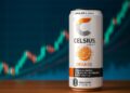  Lata de bebida Celsius en primer plano con gráficos bursátiles ascendentes desenfocados detrás