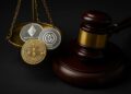 Martillo de juez junto a monedas digitales simbolizando regulación de criptomonedas.