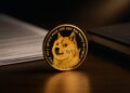 Moneda de Dogecoin dorada en primer plano como activo institucional.