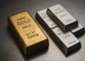 Lingote de oro y barras de plata en conjunto, reflejando récord de demanda en ETFs.