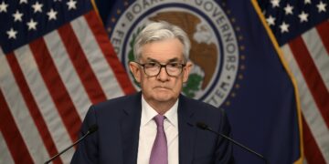 Jerome Powell en conferencia de prensa tras anunciar recorte de tasas.