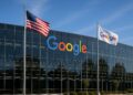  Edificio central de Google en Mountain View con fachada acristalada y banderas ondeando