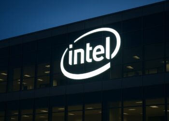 Edificio corporativo de Intel con logotipo iluminado en la fachada en un plano amplio
