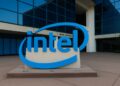 Fachada de la sede de Intel en Silicon Valley con su logo azul en primer plano