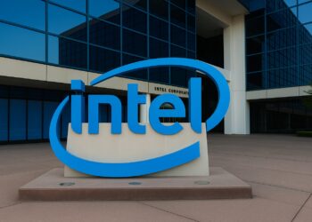 Fachada de la sede de Intel en Silicon Valley con su logo azul en primer plano