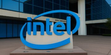 Fachada de la sede de Intel en Silicon Valley con su logo azul en primer plano