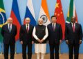 Los cinco líderes de BRICS posan en una cumbre internacional con las banderas de sus países detrás