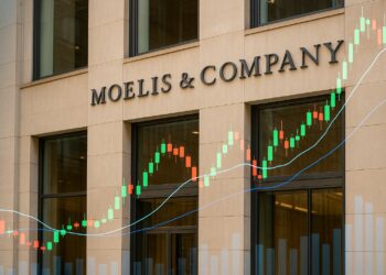 Fachada del edificio de Moelis & Company con velas y líneas de gráficos financieros superpuestos