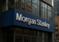 Vista frontal del edificio de Morgan Stanley en Nueva York con logo visible en su fachada de vidrio y acero