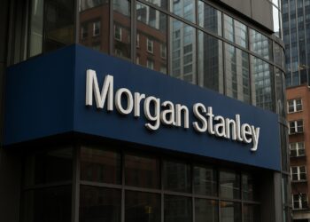 Vista frontal del edificio de Morgan Stanley en Nueva York con logo visible en su fachada de vidrio y acero