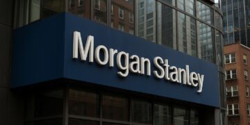 Vista frontal del edificio de Morgan Stanley en Nueva York con logo visible en su fachada de vidrio y acero