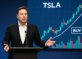 Elon Musk en atril durante rueda de prensa con gráfico de velas TSLA y anotaciones de compra al fondo