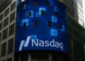 Edificio de Nasdaq en Nueva York con elementos visuales de blockchain que simbolizan acciones tokenizadas.