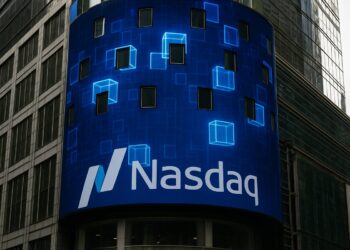 Edificio de Nasdaq en Nueva York con elementos visuales de blockchain que simbolizan acciones tokenizadas.