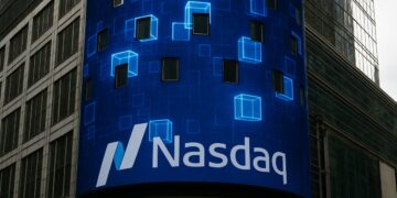 Edificio de Nasdaq en Nueva York con elementos visuales de blockchain que simbolizan acciones tokenizadas.