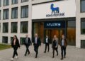 Empleados saliendo de las oficinas de Novo Nordisk en Dinamarca, simbolizando reestructuración corporativa