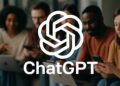 Logo de ChatGPT en primer plano con un grupo de personas trabajando en segundo plano desenfocado.