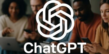 Logo de ChatGPT en primer plano con un grupo de personas trabajando en segundo plano desenfocado.