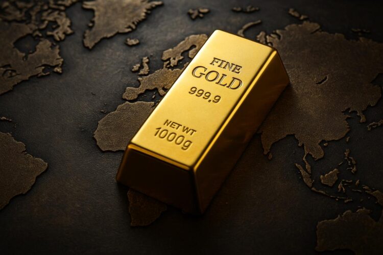 Lingotes de oro sobre un mapa mundial metálico, simbolizando proyecciones globales del metal.