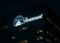 Edificio corporativo de Paramount con logotipo iluminado en su fachada durante la noche