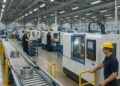 Operarios en planta manufacturera moderna en EE.UU. reflejan el crecimiento del PMI.