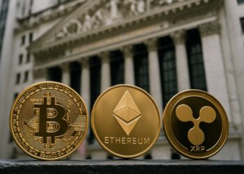 Monedas físicas de Bitcoin, Ethereum y XRP frente a la fachada de la Bolsa de Nueva York.