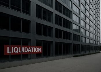 Fachada de rascacielos corporativo vacío con gran letrero rojo de liquidación por bancarrota en ventana