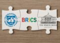 Tres piezas de rompecabezas con símbolos del FMI, BRICS y la Casa Blanca sobre superficie de madera
