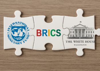 Tres piezas de rompecabezas con símbolos del FMI, BRICS y la Casa Blanca sobre superficie de madera