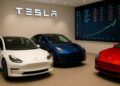 Concesionario Tesla con autos eléctricos y tablero digital bursátil reflejando tendencia alcista.
