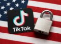 Logo de TikTok junto a un candado metálico sobre la bandera de Estados Unidos simbolizando seguridad digital