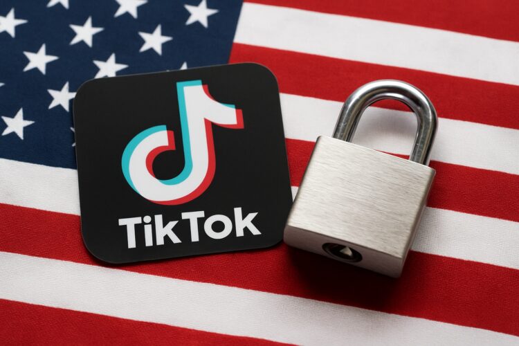 Logo de TikTok junto a un candado metálico sobre la bandera de Estados Unidos simbolizando seguridad digital