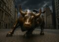 Escultura del toro de bronce en Wall Street rodeada de edificios de Nueva York bajo nubes oscuras