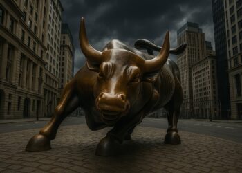 Escultura del toro de bronce en Wall Street rodeada de edificios de Nueva York bajo nubes oscuras