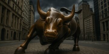 Escultura del toro de bronce en Wall Street rodeada de edificios de Nueva York bajo nubes oscuras