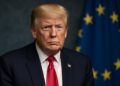 Trump con bandera de la UE al fondo simbolizando amenaza de aranceles.
